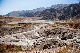 نمایی از آبریز سد لار